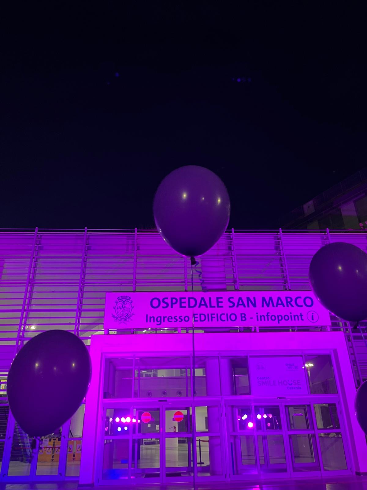 FACCIATA VIOLA CON PALLONCINI.JPG